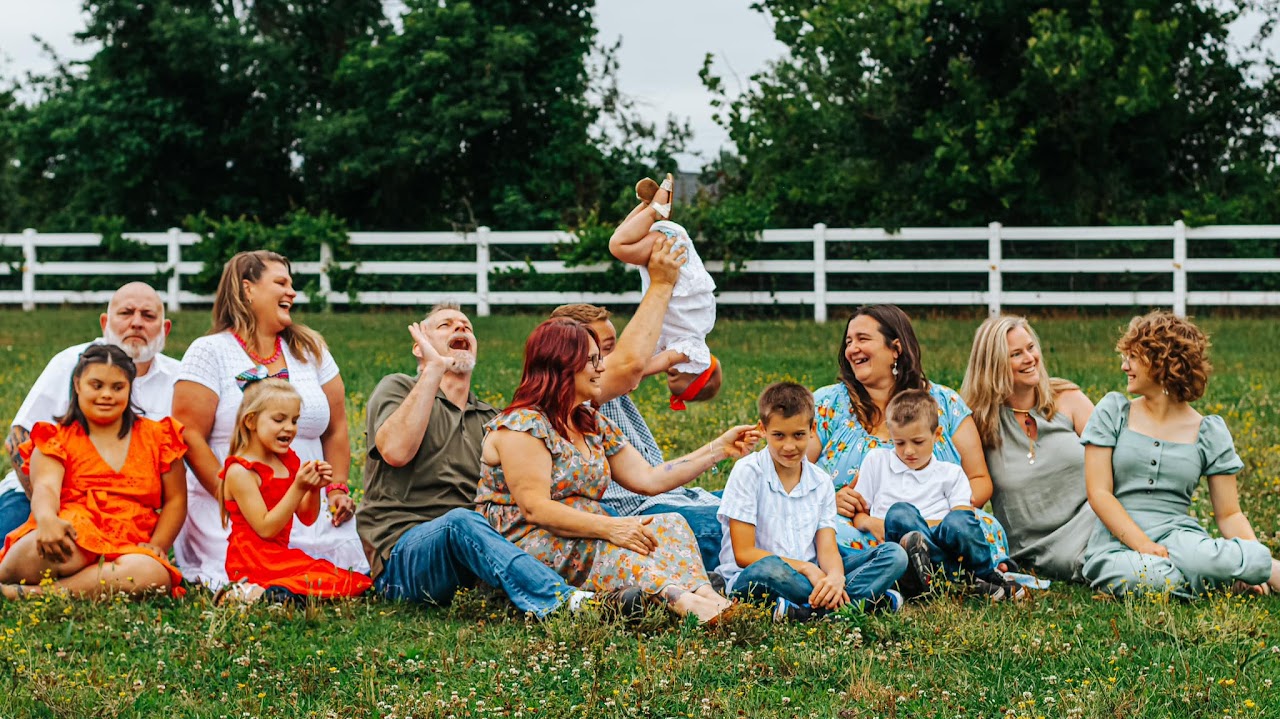 Extended family reunion portrait on the lawn at Parkton Place