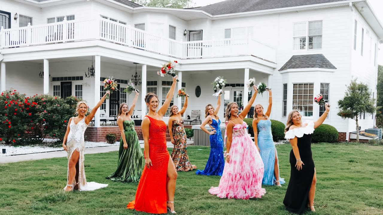 Bridal party celebrating with bouquets in front of the Parkton Place estate